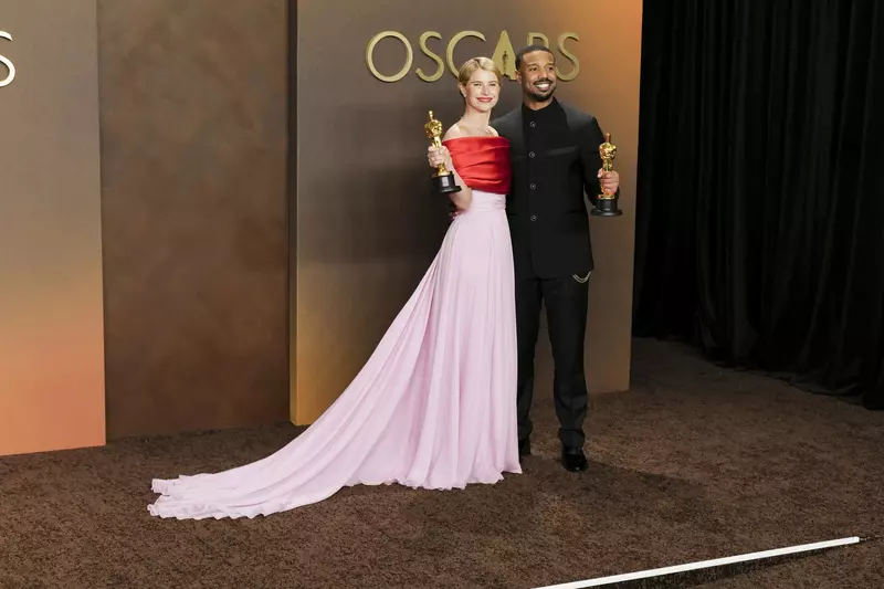 Jessie Buckley și Michael B. Jordan pozând cu trofeele Oscar pentru cea mai bună actriță și cel mai bun actor la Gala Oscar 2026.