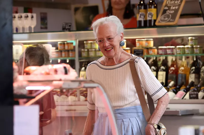 Semi-Exclusif – La reine Margrethe II de Danemark se rend comme tous les ans au marché de Cahors