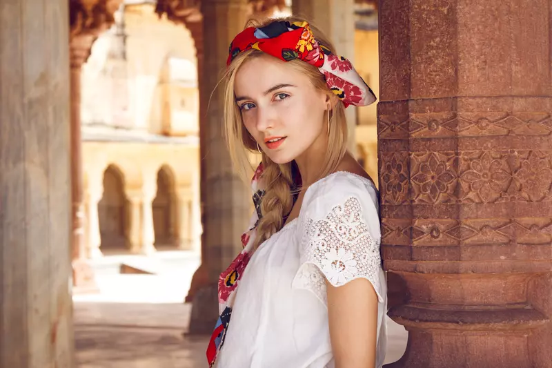 Ce accesoriu să porți vara asta pentru a obține un look chic