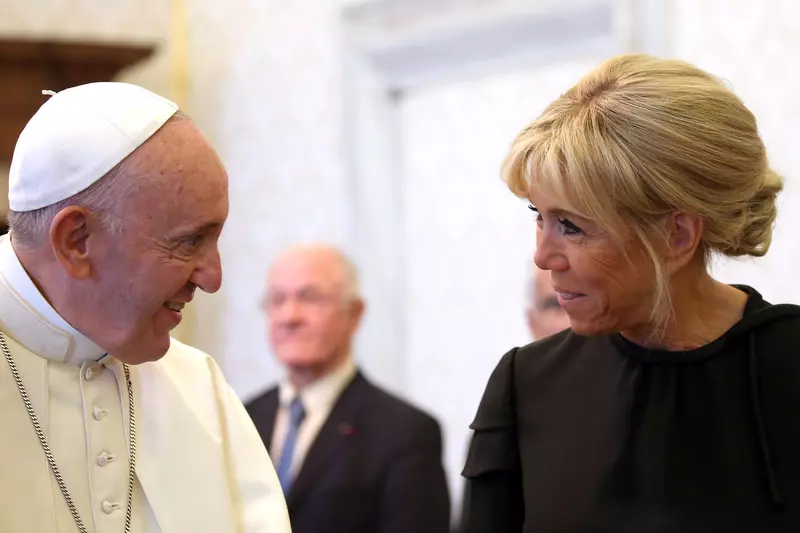 de ce a încălcat Brigitte Macron protocolul în timpul întâlnirii cu Papa Francisc