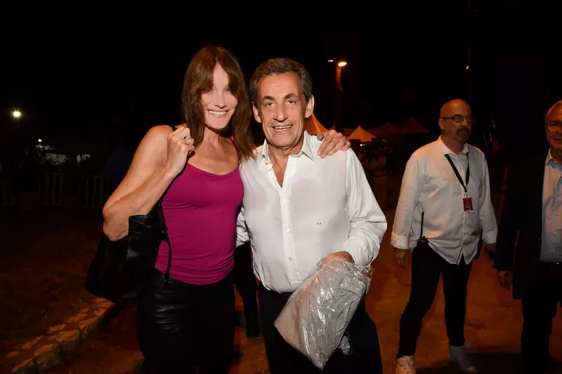 Carla Bruni Sarkozy mesaj Regina Elisabeta a II-a