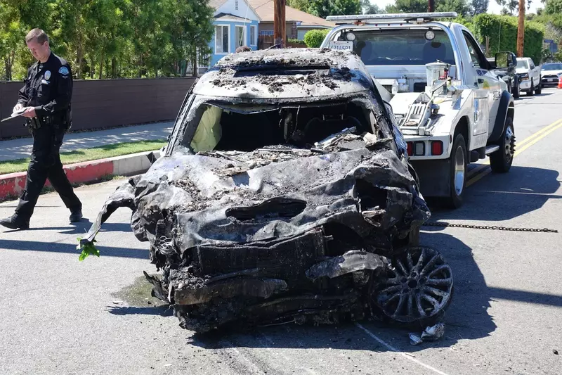 *PREMIUM-EXCLUSIVE* Anne Heches car is towed away from where it crashed into a home – ** WEB MUST CALL FOR PRICING **