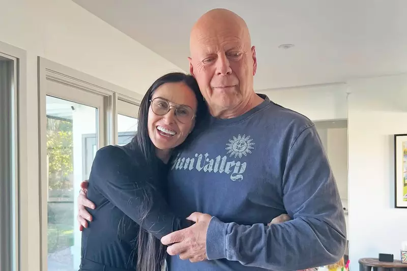 Demi Moore si Bruce, imbrațișati