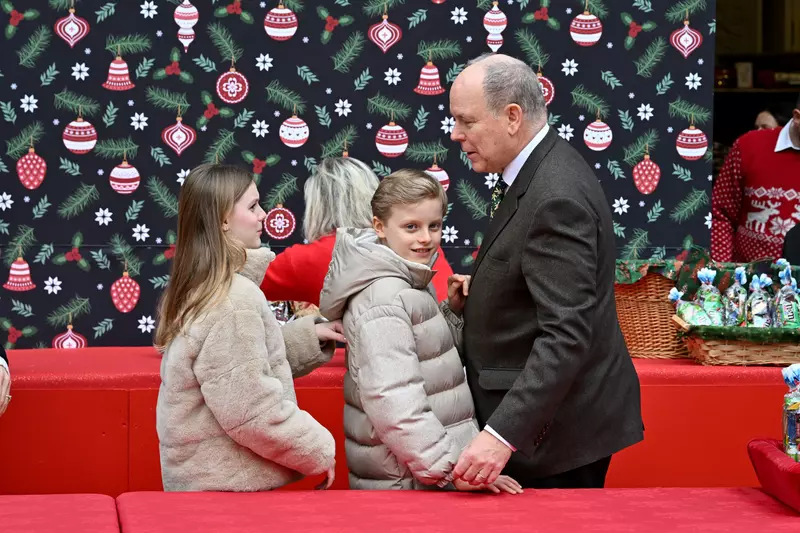 Prințul Jacques și prințesa Gabriella de Monaco si tatăl lor Foto: profimedia
