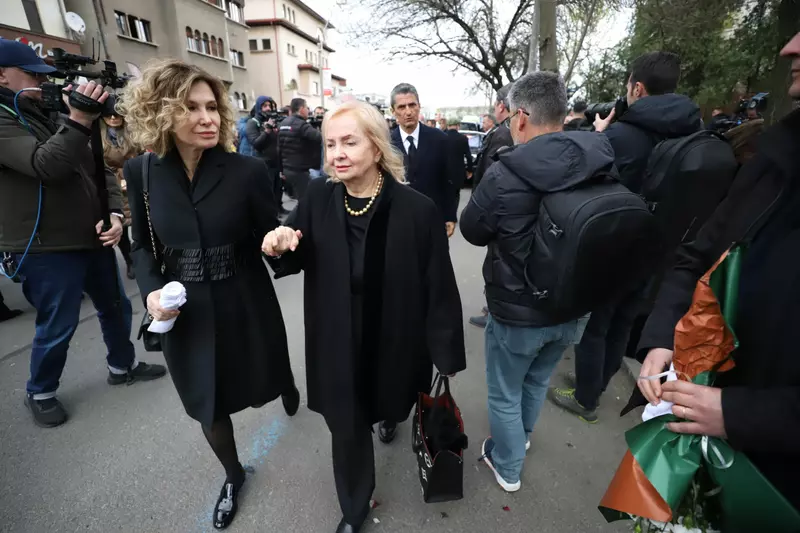 Neli Lucescu este ținută strâns de braț de fiu și sprijinită de noră FOTO: Dumitru Angelescu / Libertatea