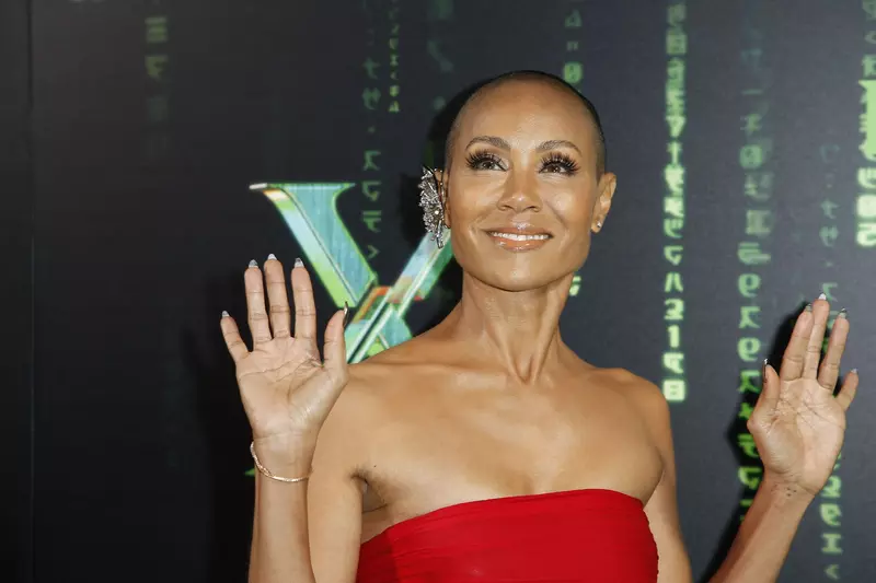 Jada Pinkett Smith, ravisantă într-o rochie roșie de prințesă, la premiera noului „Matrix”