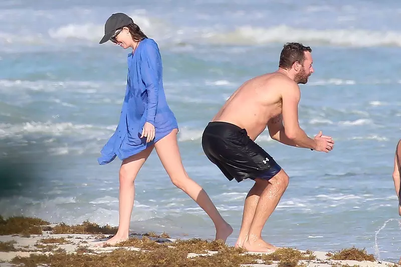 Dakota-Johnson-imagini-de-senzatie-din-vacanta-2