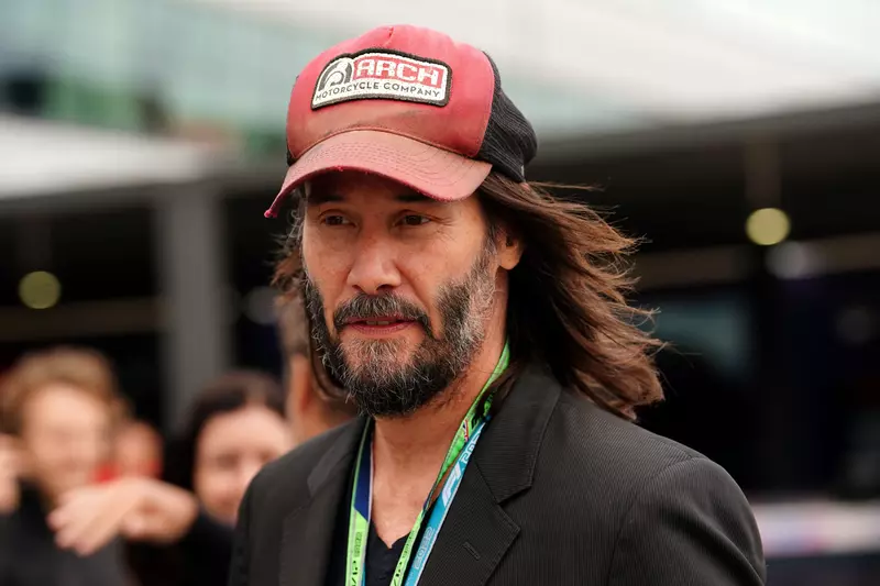 Keanu Reeves a cucerit din nou internetul. Cum i-a răspuns actorul unui copil care l-a luat la întrebări pe aeroport