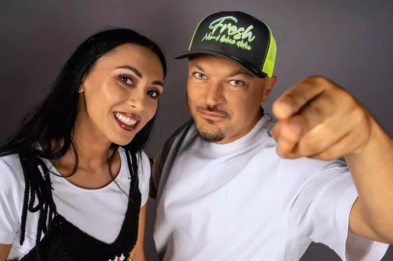 Reacția lui Puya după ce o tânără s-a urcat pe scenă să danseze cu el