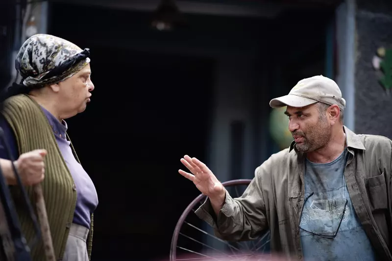 Secvență din serialul „Las Fierbibți”, cu Celentano, interpretat de Adrian Văncică.