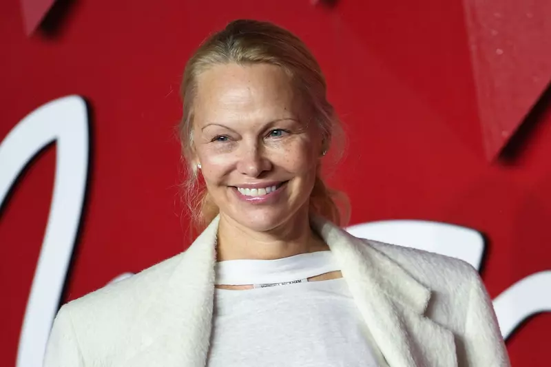Pamela Anderson, o nouă apariție fără machiaj 