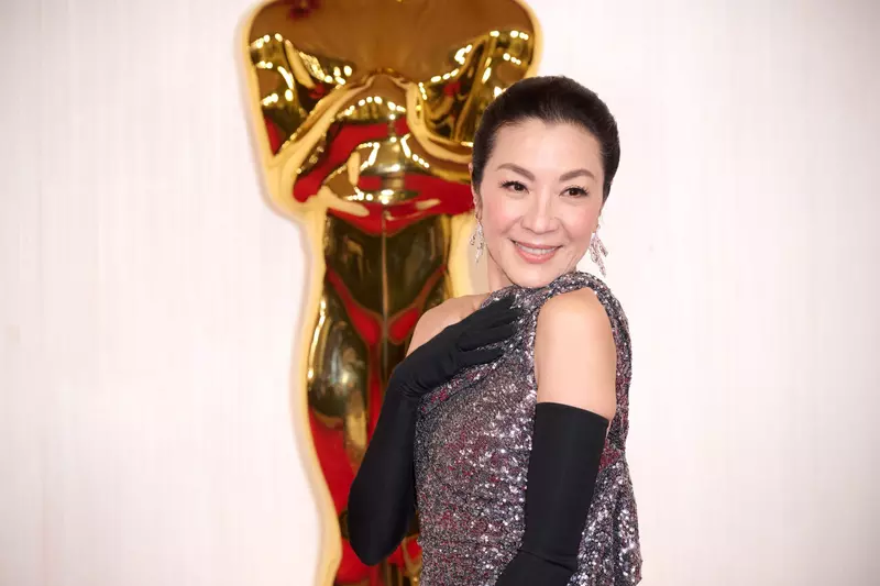 Michelle Yeoh, pe covorul rosu, la Premiile Oscar 2024