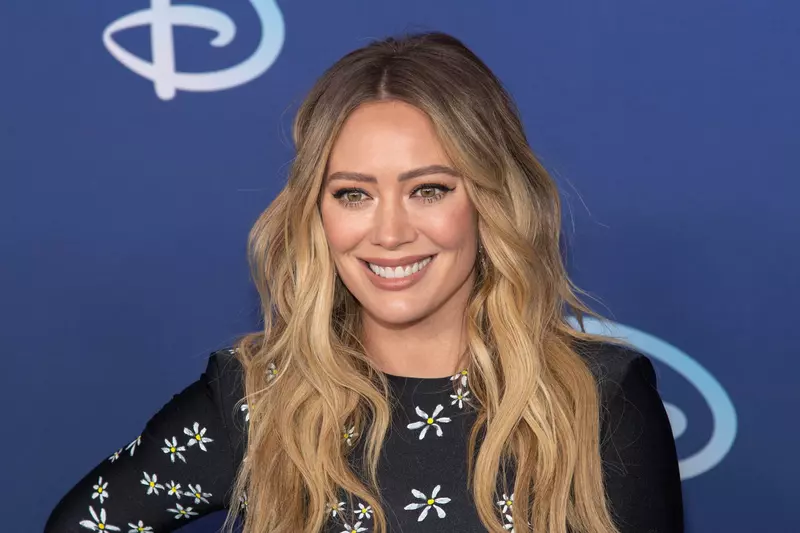 Serial dramatic nou cu Hilary Duff