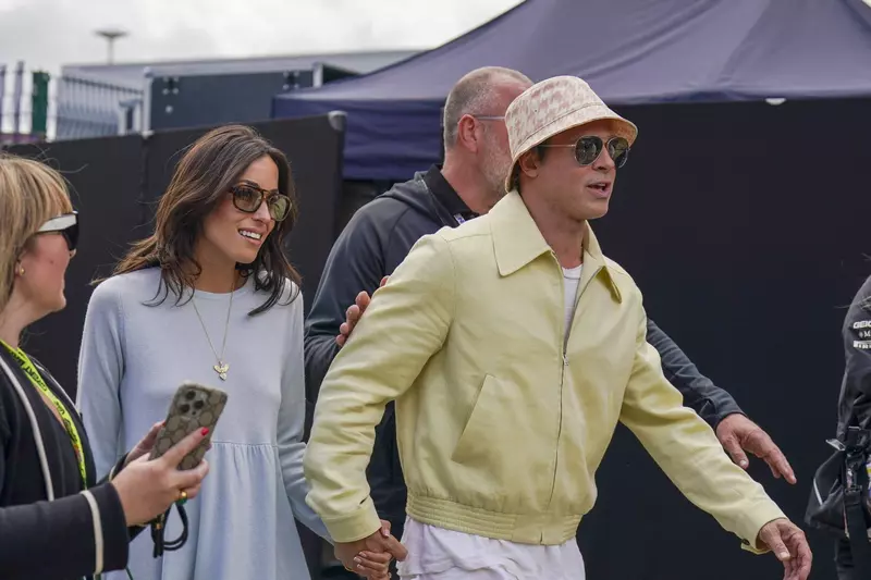 Imagini rare cu Brad Pitt și iubita lui 