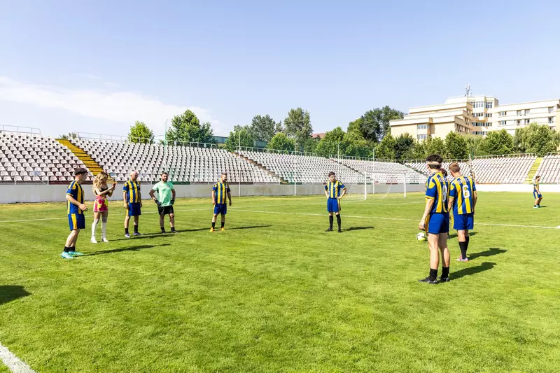 Linda si jucatorii – imaginie din episodul 4 din Atletico Textila, sezonul 4
