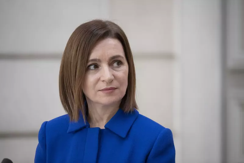 Le président français, Emmanuel Macron et la présidente de la République de Moldavie, Maia Sandu lors d’une conférence de presse au palais présidentiel de l’Elysée à Paris