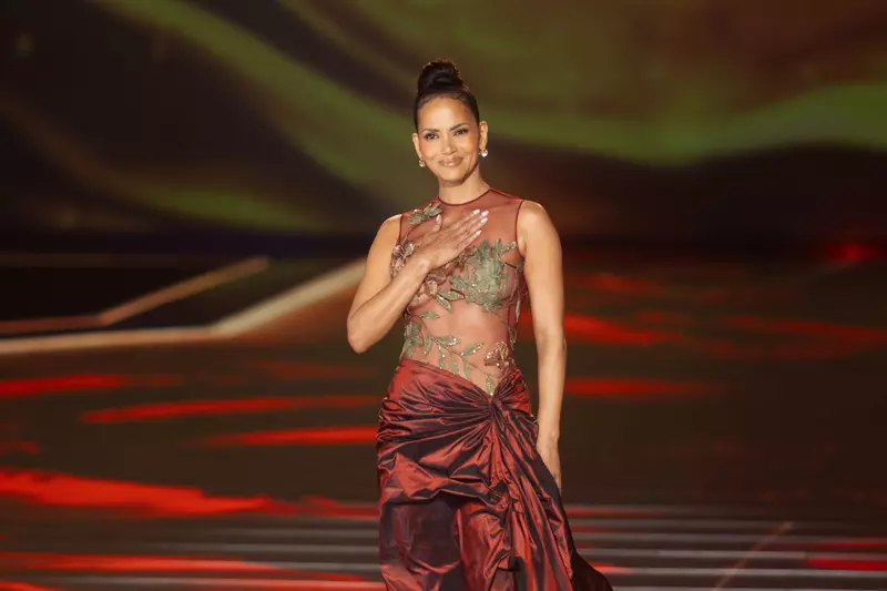 Halle Berry fait un passage sur la scène du défilé anniversaire Elie Saab „1001 Seasons of Elie Saab” à l’espace „The Venue” à Riyad, Arabie saoudite