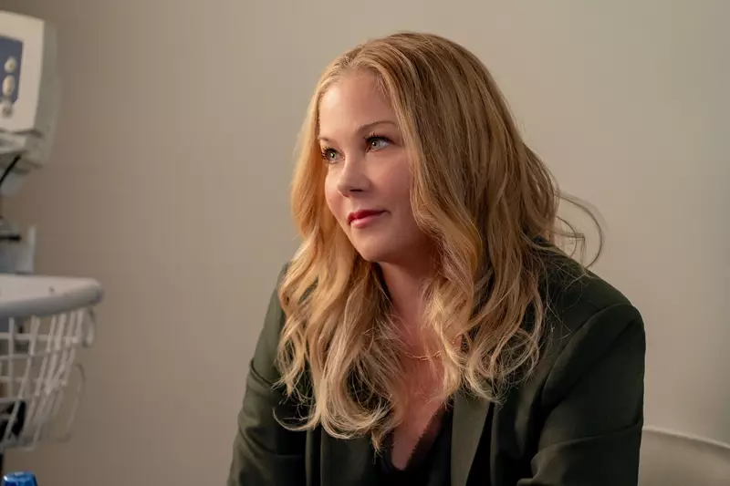 CHRISTINA APPLEGATE, „Dead To Me” Sezonul 3 (2022)