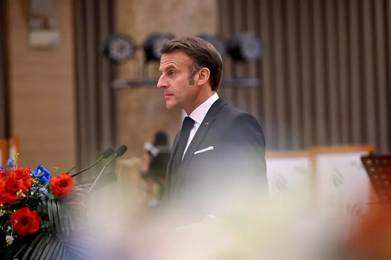 Le président français Emmanuel Macron et sa femme Brigitte Macron, aux côtés de son homologue vietnamien Luong Cuong avec sa femme Nguyen Thi Minh Nguyet, lors d’un dîner d’État au Centre international des congrès de Hanoï