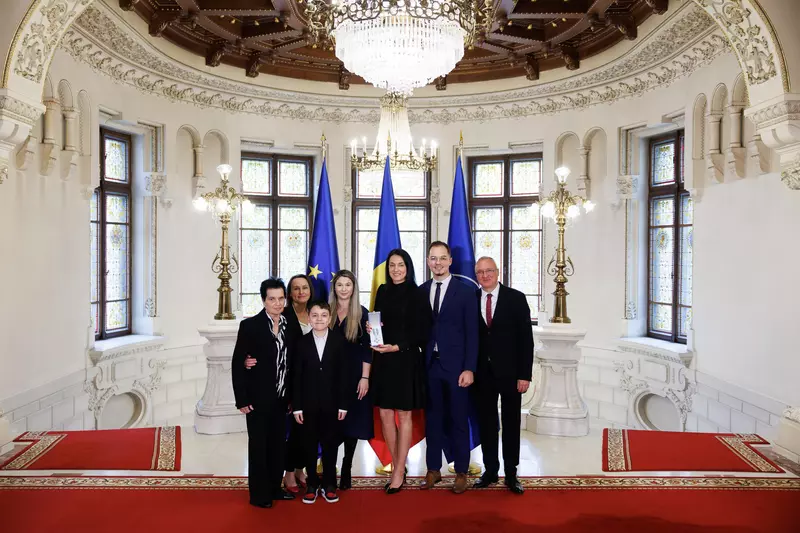 Cristina-Neagu-decorată-de-președintele-interimar-Ilie-Bolojan (2)