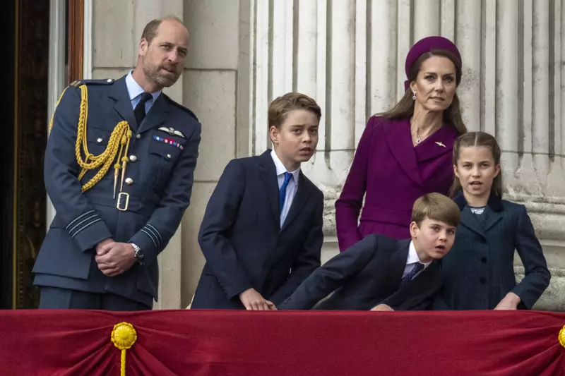 Prințul-Louis-a-furat-din-nou-atenția-la-debutul-evenimentelor-dedicate-Zilei-Victoriei-alături-de-familia-regală