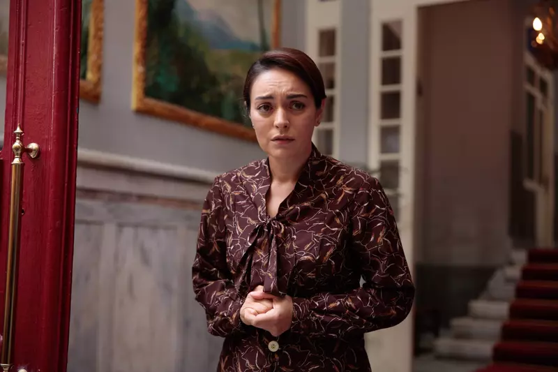 Ezgi Mola (1)