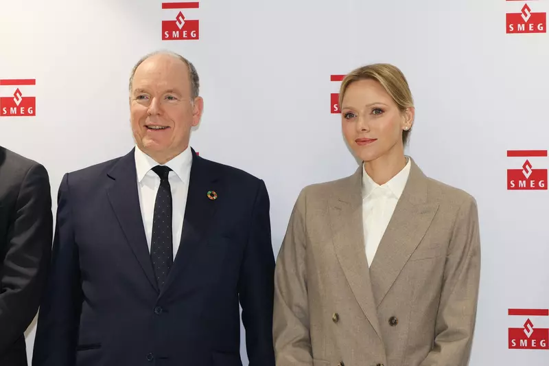 No Tabloïds – Le prince Albert II de Monaco et la princesse Charlene ont visité le nouveau siège de la société Smeg dans le quartier de Fontvieille à Monaco