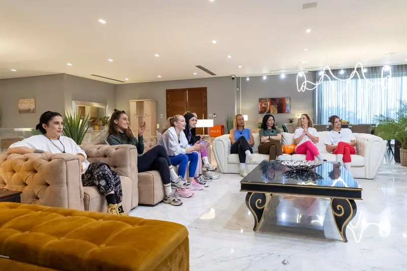 Fetele urmăresc investiție băieți