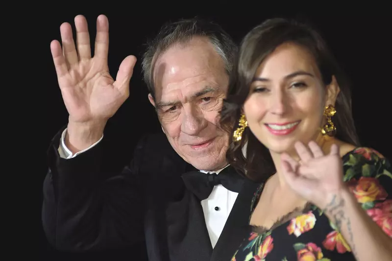 Victoria Jones alături de tatăl său, actorul Tommy Lee Jones, înainte de tragedie