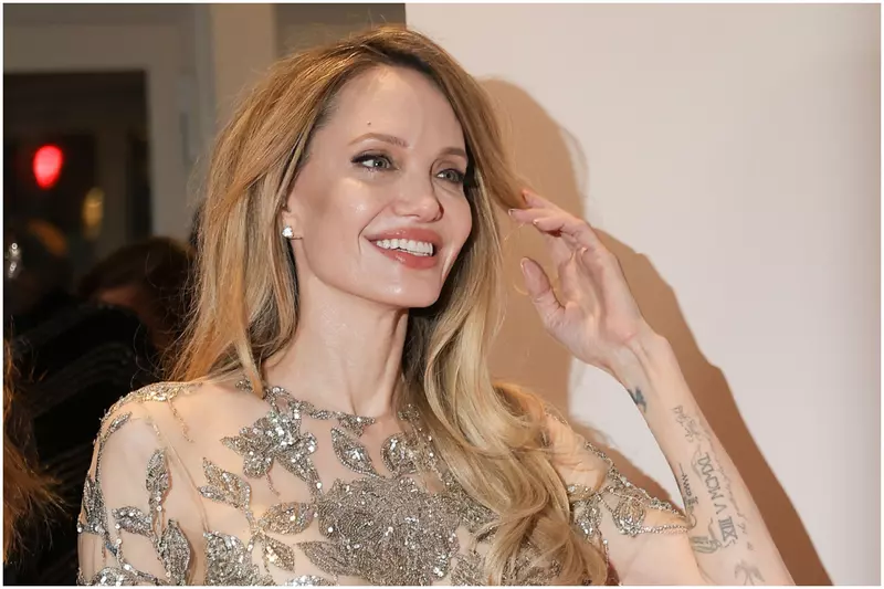 angelina-jolie-fara-sutien-rochie-tatuaj-givenchy-paris