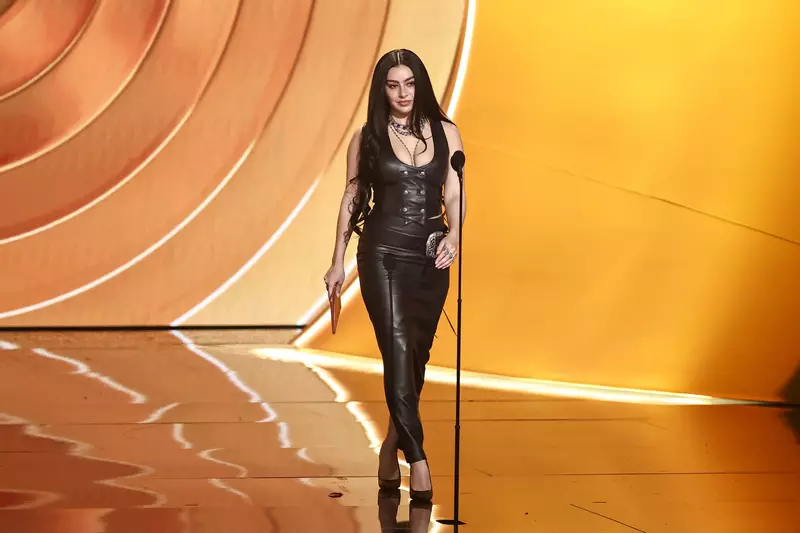 Charli XCX pe scena la Premiile Grammy 2026 in tinuta Chrome Hearts stil cool
