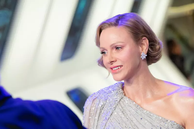 Charlene de Monaco participând la a 70-a ediție a Balului Trandafirilor (Bal de la Rose) 2026, purtând o rochie argintie de gală.