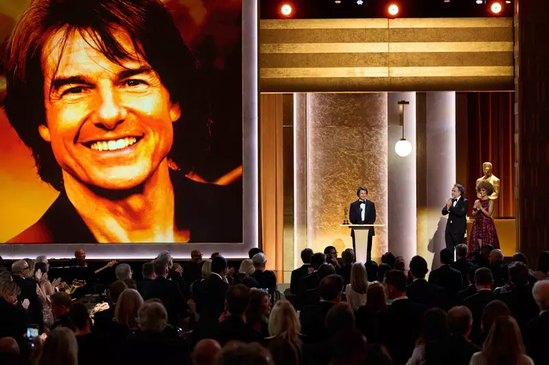 Actorul Tom Cruise zâmbind și ținând în mână trofeul Oscar la a 16-a ediție a Governors Awards, Los Angeles.