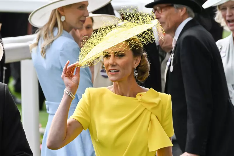 Kate Middleton participă la Royal Ascot 2026 într-o rochie galbenă elegantă