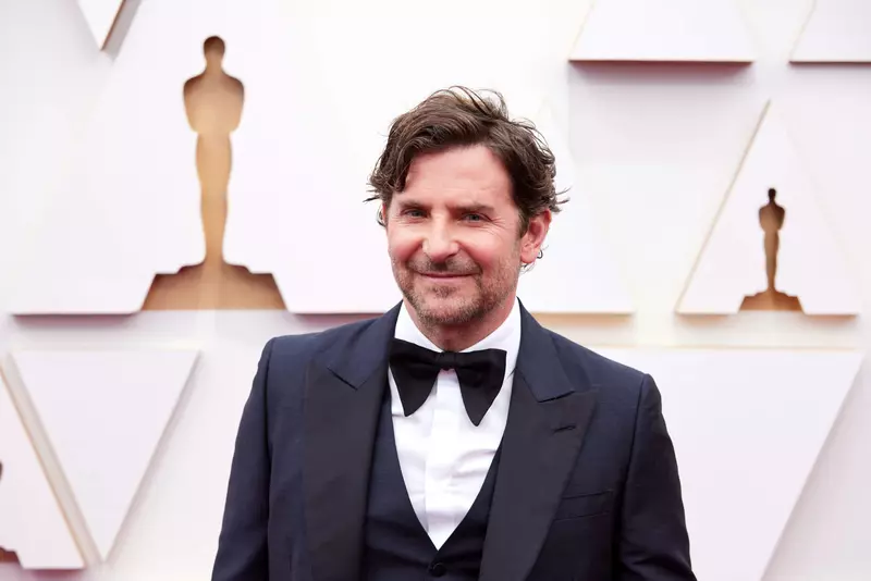Bradley Cooper, transformare uluitoare pentru noul său film de la Netflix. Primele imagini din „Maestro”