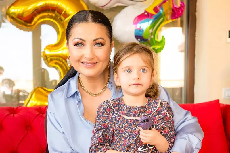 Gabriela Cristea fiica mică