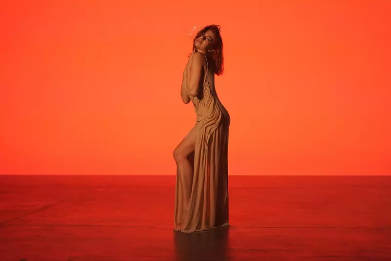 Lidia Buble, în videoclipul piesei „Roșu nuclear”