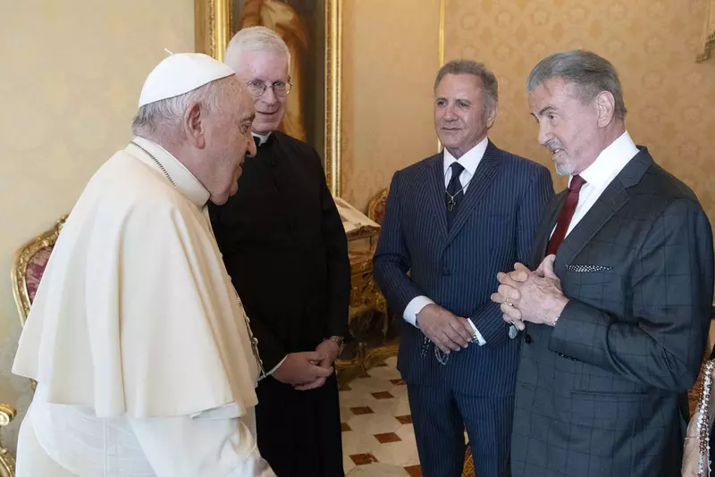 În vizită la Vatican! Sylvester Stallone, primit de Papa Francisc. „Pregătit? Boxăm!”