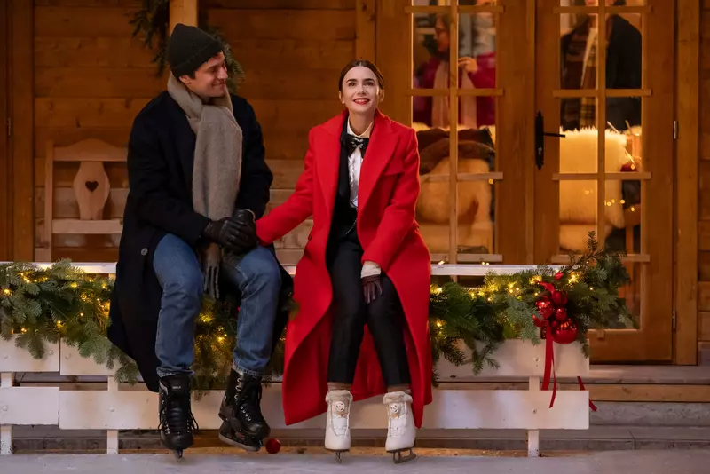 Lucas Bravo și Lily Colllins în „Emily în Paris”