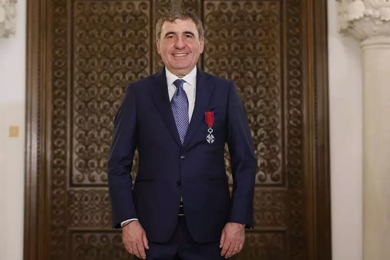 Gheorghe-Hagi-decorat-cu Steaua-Romaniei-1