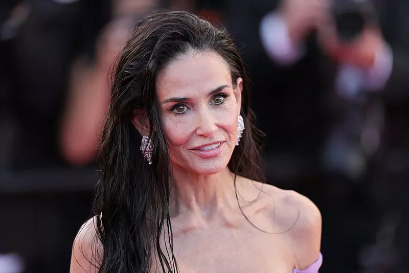 Actrița Demi Moore pe covorul roșu la premiera filmului La Vie D'Une Femme, în cadrul Festivalului de Film de la Cannes 2026.