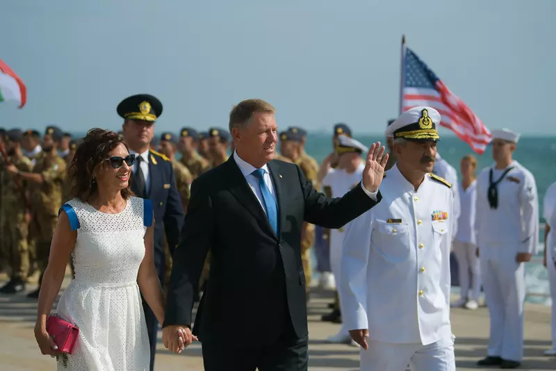 Președintele României Klaus Iohannis și soția lui, Carmen Iohannis, la festivitățile Zilei Marinei Române