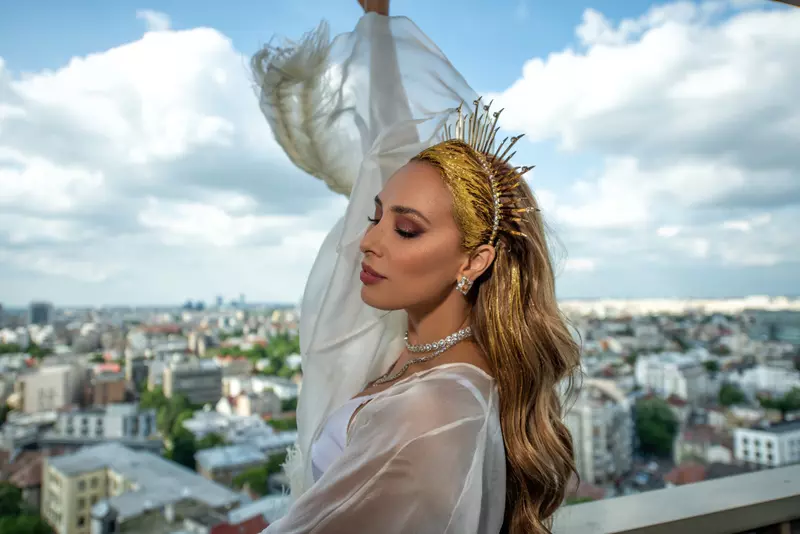 Iulia Vântur devine Zeița Soarelui cu ocazia Zilei Mondiale a Soarelui (1)