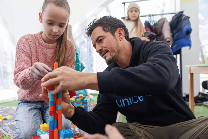 Orlando Bloom, ambassadeur de l’UNICEF, en visite auprès des enfants d’Ukraine