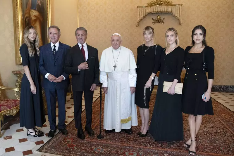 În vizită la Vatican! Sylvester Stallone, primit de Papa Francisc. „Pregătit? Boxăm!”