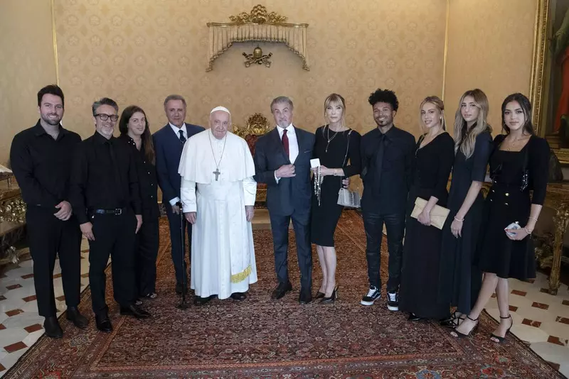 În vizită la Vatican! Sylvester Stallone, primit de Papa Francisc. „Pregătit? Boxăm!”