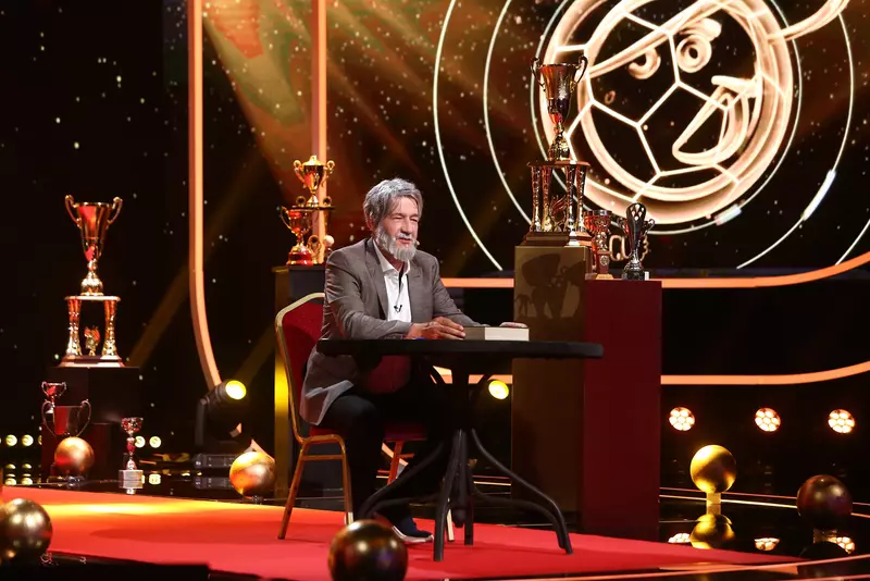 Ediție specială iUmor. Radu Pietreanu se transformă în Adrian Păunescu, pe scena iRoast
