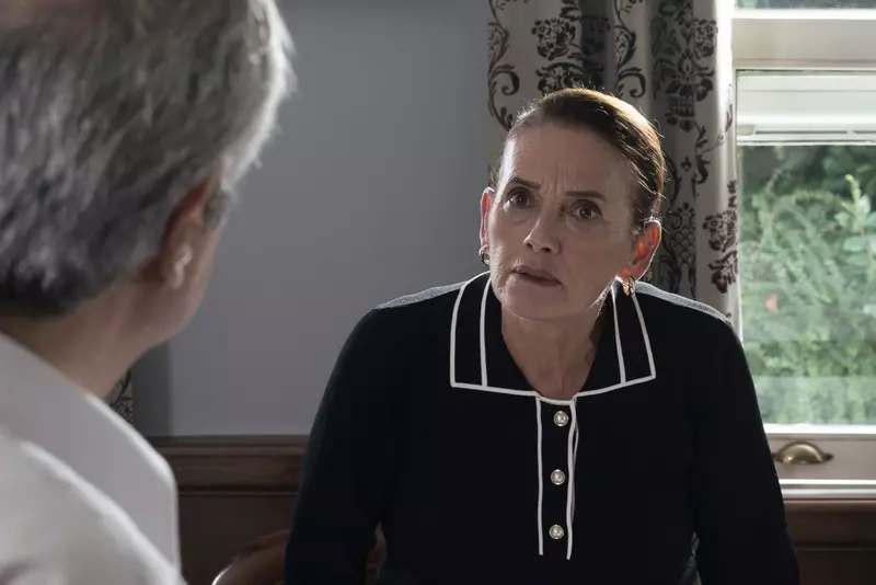 Fata de la fereastra2