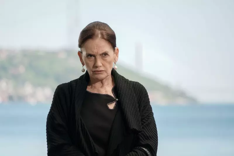 Nur Surer – personaj Feride_Fata de la fereastra_Kanal D