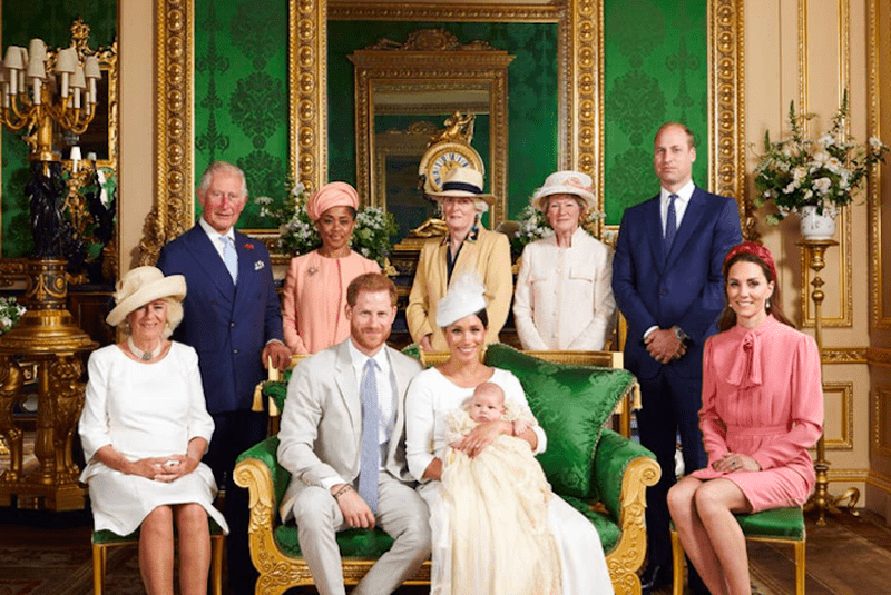 Archie Harrison Mountbatten-Windsor a fost botezat azi. Părinții lui au dat publicității primele fotografii.